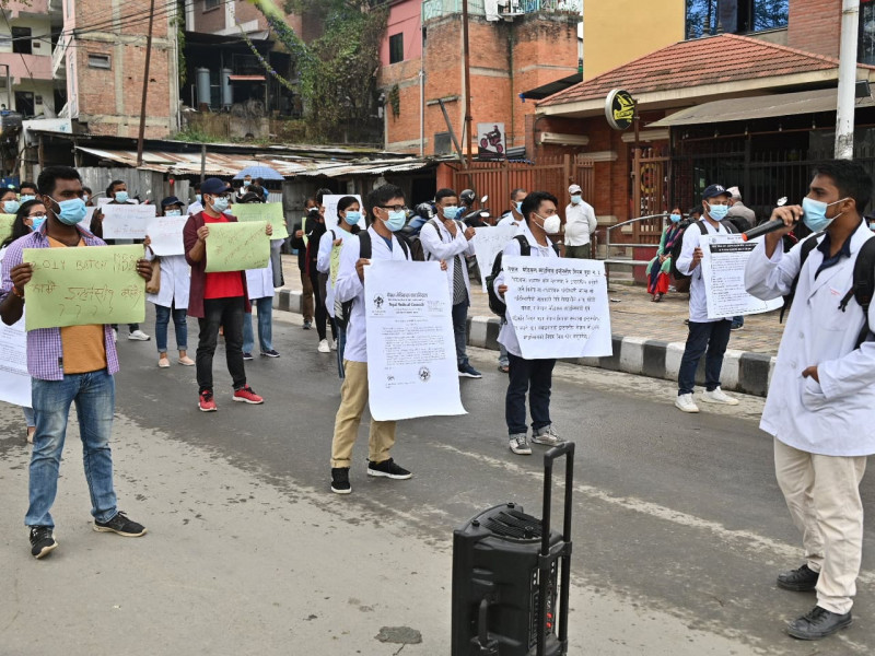इन्टर्नसिपको माग गर्दै चीनमा एमबीबीएस गरेका विद्यार्थीहरूद्वारा प्रदर्शन